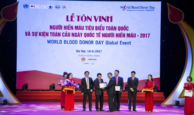 Ông Montri Suwanposri, Tổng giám đốc C.P. Việt Nam nhận Chứng nhận là Đơn vị đồng hành cùng chương trình Tôn vinh Người hiến máu tiêu biểu toàn Quốc và Sự kiện Toàn cầu ngày Quốc tế Người hiến máu 2017.