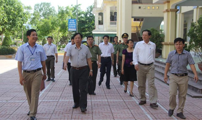 Ban chỉ đạo kỳ thi của tỉnh Nghệ An kiểm tra tại điểm trường.