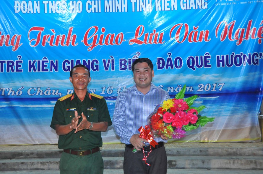 Lãnh đạo Trung Đoàn 152 tặng hoa cho Bí thư Tỉnh Đoàn Kiên Giang.