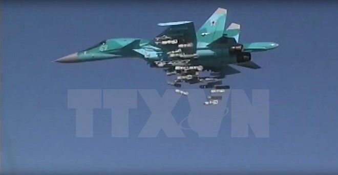 Máy bay Sukhoi Su-34 của Nga tiến hành một vụ không kích nhằm vào các mục tiêu IS tại Deir ez-Zor, Syria. Nguồn: EPA/TTXVN.