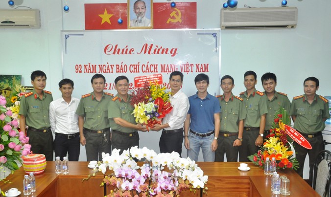 Thay mặt Ban giám đốc Công an TPHCM, Thượng tá Nguyễn Đức Sơn tặng hoa chúc mừng Ban đại diện báo Tiền Phong tại TPHCM. Ảnh: Văn Minh.