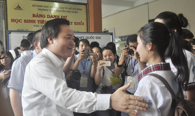 Bộ trưởng Bộ GD& ĐT Phùng Xuân Nhạ động viên các em học sinh.