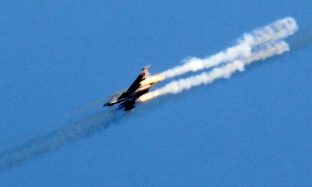 Một máy bay Syria bị bắn rơi. Ảnh minh họa: Getty.