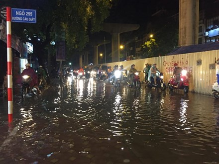 Cơn mưa xối xả vào chiều tối 25/6, khiến tuyến đường Cầu Giấy bị ngập nặng. Ảnh: Nguyễn Hoàn.