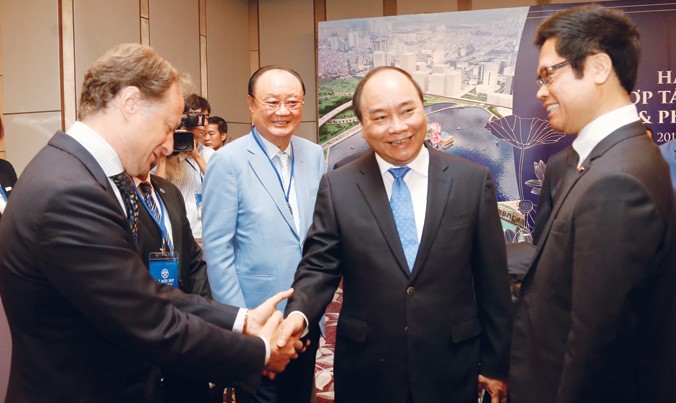 Thủ tướng Nguyễn Xuân Phúc gặp gỡ các đại biểu tham dự Hội nghị “Hà Nội 2017 - Hợp tác đầu tư và phát triển”. Ảnh: PV.