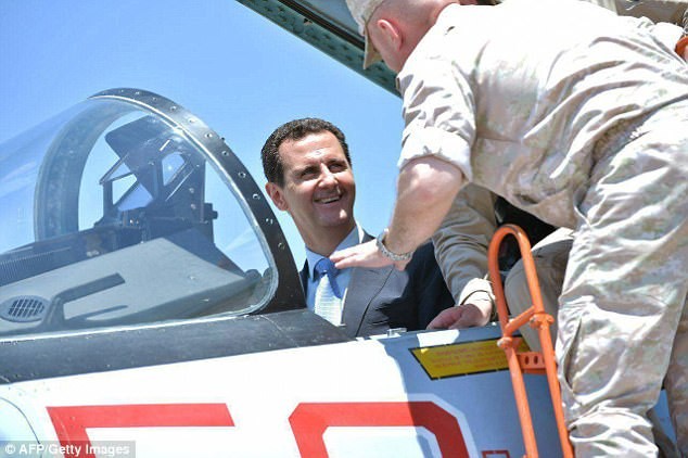 Tổng thống Assad ngồi vào buồng lái của máy bay chiến đấu Su-35 của Nga.