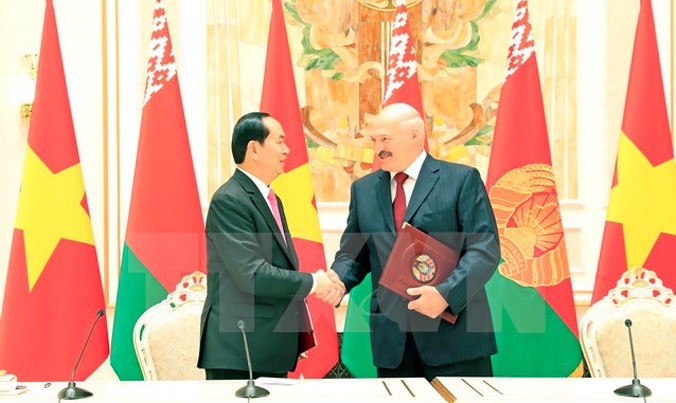 Chủ tịch nước Trần Đại Quang và Tổng thống Belarus Alexander Lukashenko tại Lễ ký Tuyên bố chung Về phát triển toàn diện và sâu rộng giữa Cộng hòa xã hội chủ nghĩa Việt Nam và Cộng hòa Belarus. Ảnh: Nhan Sáng/TTXVN.