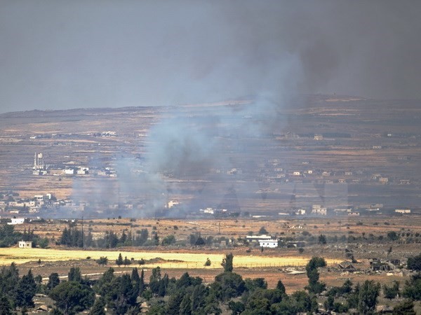 Khói bốc lên sau cuộc giao tranh ở gần thành phố Quneitra trên Cao nguyên Golan ngày 24/6. Ảnh: EPA/TTXVN.