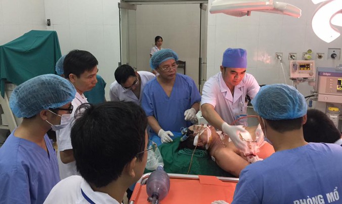 Bệnh nhân Lô Minh Hương đang trong tình trạng xấu, hôn mê sâu.
