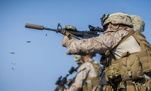 Ống giảm thanh lắp trên súng M4 của lính Mỹ. Ảnh: Military Times.