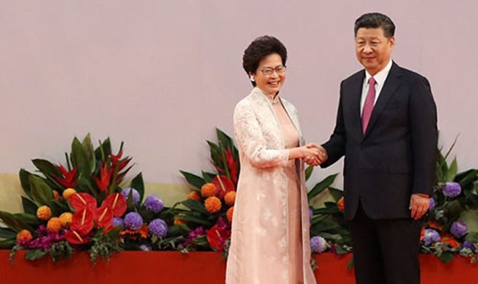 Ông Tập Cận Bình và bà Carrie Lam tại lễ nhậm chức Trưởng đặc khu hành chính Hong Kong ngày 1/7. Ảnh: SCMP.