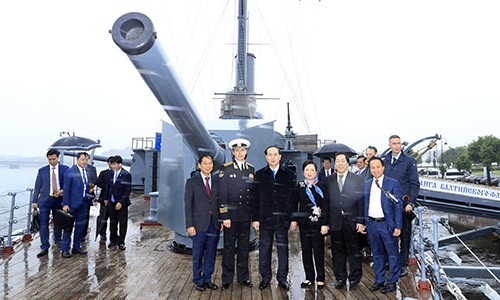 Chủ tịch nước thăm Chiến hạm Rạng Đông. Ảnh: TTXVN.