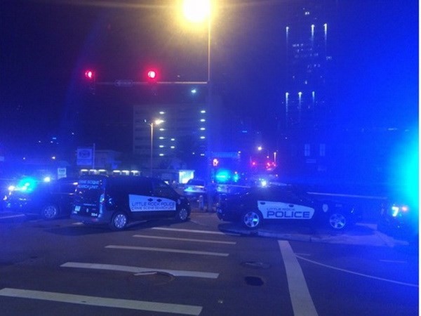 Cảnh sát có mặt ở nơi xảy ra vụ xả súng. Nguồn: arkansasmatters.com.