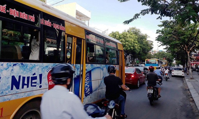 Tuyến đường Nguyễn Thị Minh Khai (quận Hải Châu, Đà Nẵng) xe buýt nối dài, xen lẫn phương tiện giao thông cá nhân gây ùn tắc vào giờ cao điểm. Ảnh Nguyễn Thành.