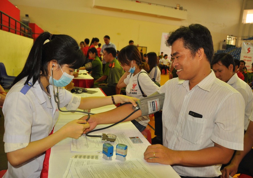 Anh Lê Hùng Mạnh, Giám đốc Trung tâm đào tạo nghiệp vụ ngắn hạn SPTC ở thành phố Cần Thơ khám sức khỏe.