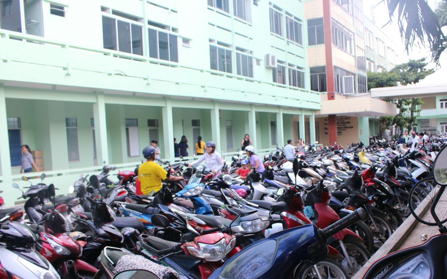 Một bãi giữ xe miễn phí ở bệnh viện công Đà Nẵng rơi vào tình trạng quá tải.