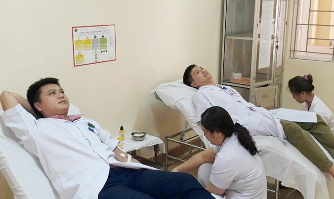 Bốn cán bộ Bệnh viện Đa khoa Hà Tĩnh hiến máu cứu sống sản phụ Đoàn Thị Thanh Hòa.
