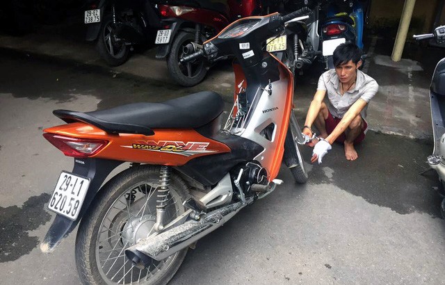 Vừa cướp được chiếc xe máy, Trịnh Hùng Anh bị Cảnh sát giao thông quật ngã.