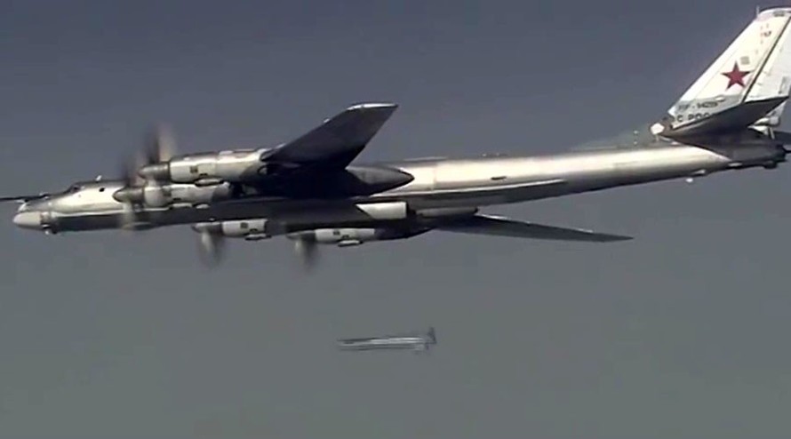 Một chiếc máy bay ném bom chiến lược Tu 95 của Nga đang tham gia sứ mạng không kích IS tại Syria. Ảnh: RIA Novosti