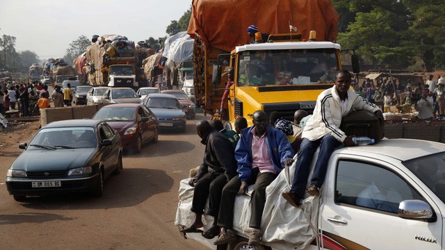 Tình trạng xe quá tải thường xuyên diễn ra ở Cộng hòa Trung Phi. (Ảnh: Getty)