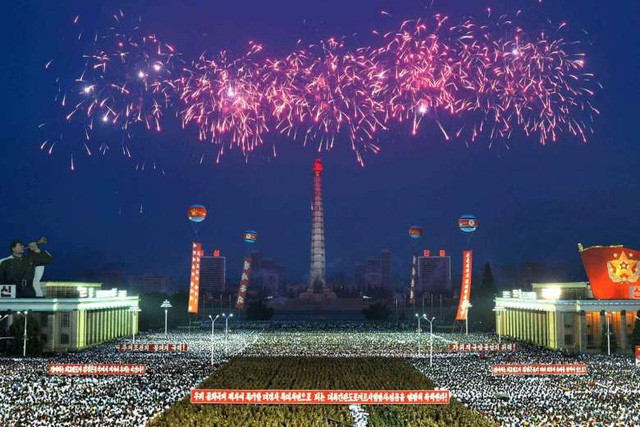 Pháo hoa rực sáng trên quảng trường Kim Nhật Thành ở Bình Nhưỡng (Ảnh: Reuters)