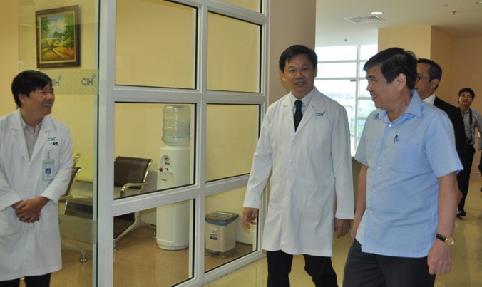 Ông Phong tham quan thực địa bệnh viên.