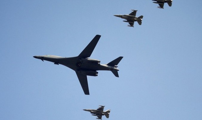 Một máy bay ném bom B-1B của Không quân Mỹ, bay trên căn cứ không quân Osan, Hàn Quốc, vào tháng 9/2016. Ảnh: Reuters.