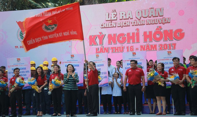 Phó Chủ tịch Hội đồng nhân dân TPHCM Trương Thị Ánh trao cờ lệnh xuất quân cho Chỉ huy trưởng chiến dịch.