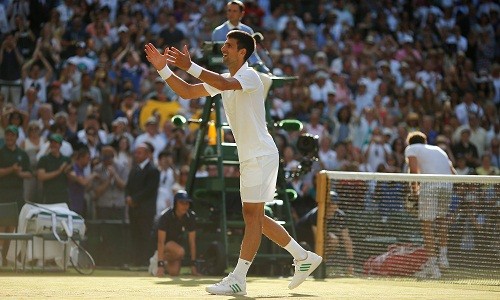 Djokovic chia vui cùng khán giả sau khi giành chiến thắng. Ảnh: Reuters.