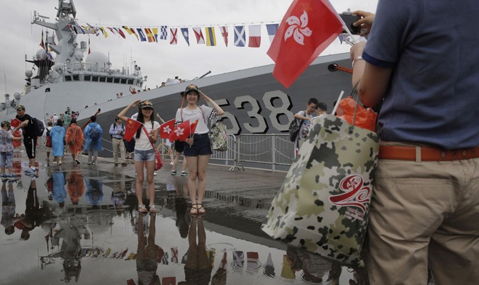 Người dân Hong Kong chụp ảnh trước tàu khu trục Yantai của PLA hôm 8/7/2017, nhân kỷ niệm 20 năm Hong Kong trở về Trung Quốc. Ảnh: AP.