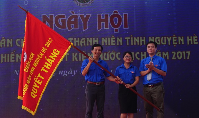 Bí thư Tỉnh đoàn Khánh Hòa Nguyễn Văn Nhuận và các Phó bí thư Tỉnh đoàn phất cờ ra quân.