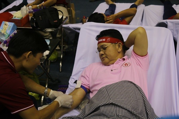 Ông Montri tham gia hiến máu trong ngày hội “Tình người Đồng Nai” trong chuỗi hoạt động Hành trình Đỏ năm 2017.