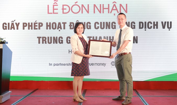 Phó Vụ trưởng Vụ Thanh toán Hoàng Tuyết Minh trao giấy phép cho Tổng giám đốc 1Pay Đinh Quang Huy.