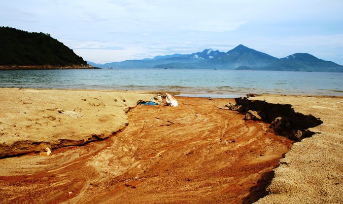 Một khối lượng lớn bùn đất từ 40 nền móng biệt thự “cày xới” bán đảo Sơn Trà chảy xuống biển Tiên Sa. Ảnh: Nguyễn Thành.