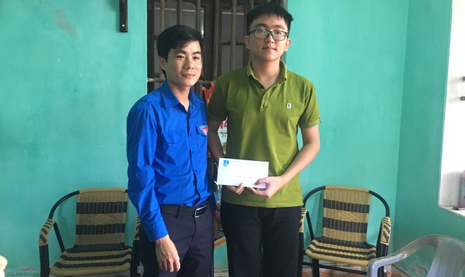 Phó bí thư Tỉnh Đoàn Thanh Hóa Lê Văn Châu tặng quà cho em Nguyễn Hải Đăng.