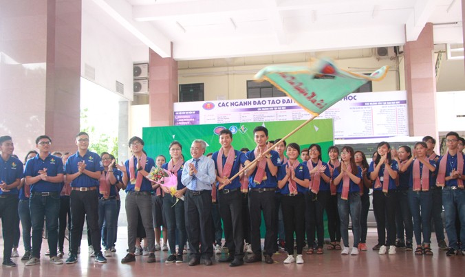 Thầy Lê Hữu Phước trao cờ xuất quân cho Chỉ huy trưởng chiến dịch Mùa hè xanh 2017 trường ĐH KHXH&NV.