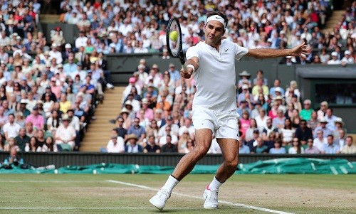 Những quả trái tay vẫn là vũ khí lợi hại của Federer tại Wimbledon năm nay. Ảnh: Reuters.
