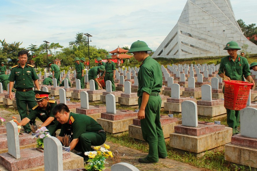 Cán bộ, chiến sỹ Sư đoàn 324 và ĐVTN huyện Đô Lương cùng tham gia quét dọn vệ sinh tại Nghĩa trang Liệt sỹ Việt - Lào.