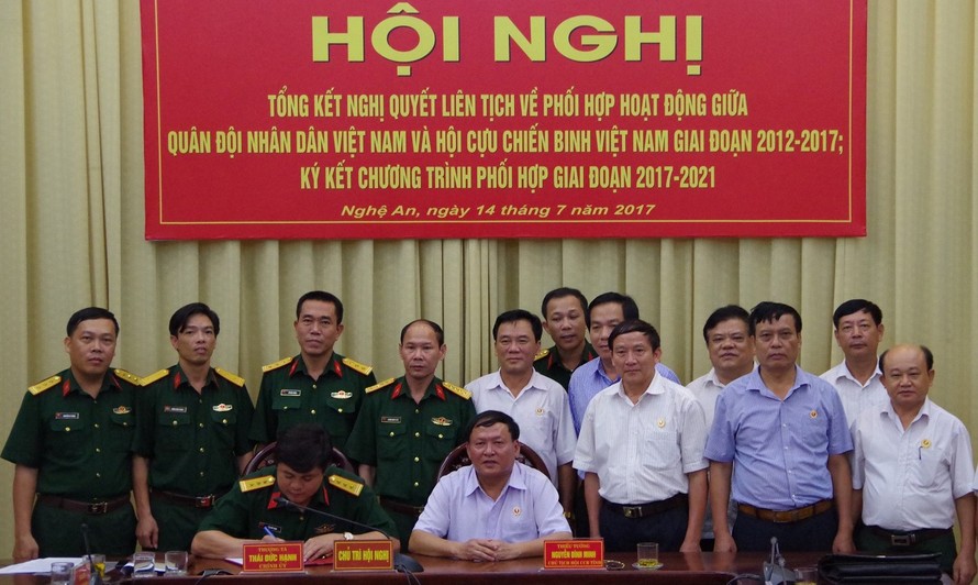 Lãnh đạo Bộ CHQS và Hội Cựu chiến binh tỉnh Nghệ An kí kết chương trình phối hợp hoạt động giai đoạn 2017-2021.