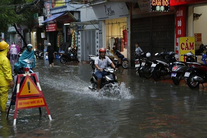 Cơn mưa lớn khiến đường Bùi Xương Trạch, quận Thanh Xuân bị ngập sâu. Ảnh: Như Ý.