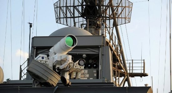 Hệ thống bắn laser trên tàu USS Ponche.
