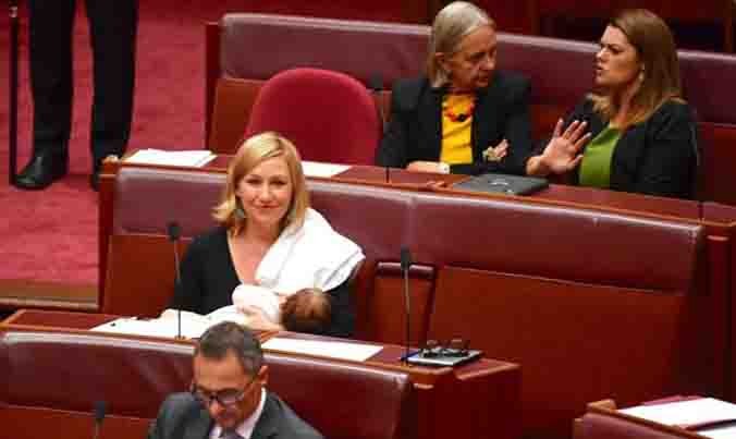 Nghị sĩ Larissa Waters và con gái Alia Joy trong Thượng viện Úc hồi tháng 5. Ảnh: Reuters.