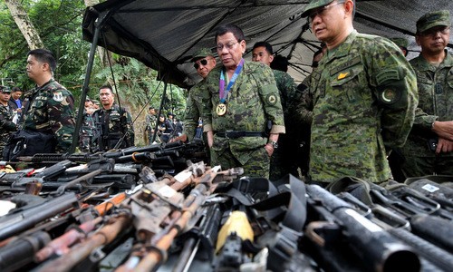 Ông Rodrigo Duterte thăm một doanh trại quân đội trong thành phố Marawi. Ảnh: Reuters.