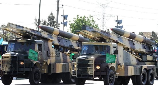 Xe chở tên lửa đất đối không trong lễ kỉ niệm ngày thành lập quân đội Iran hôm 18/4/2017. Ảnh: AFP