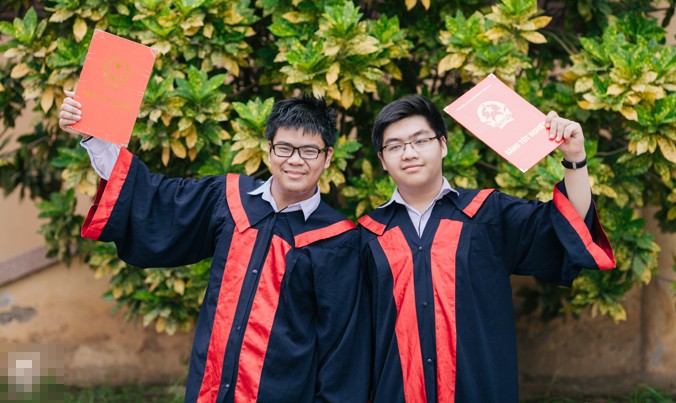 Em Lê Quang Dũng (bìa trái) chụp ảnh lưu niệm với các bạn cùng lớp. Ảnh Trường THPT chuyên Lam Sơn cung cấp.