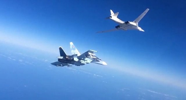 Chiến đấu cơ Su-30SM hộ tống máy bay ném bom Tu160 tấn công mục tiêu IS ở Syria.