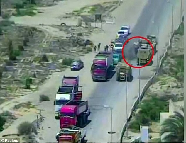 Xe tăng của quân đội Ai Cập nghiền nát xe bom tại Bắc Sinai . Ảnh: Dailymail.