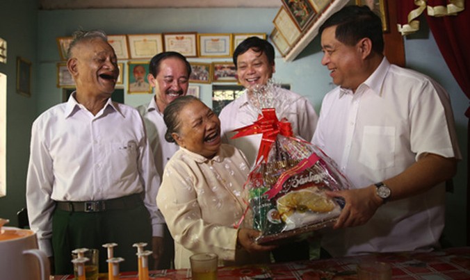 Bộ trưởng Bộ KH&ĐT Nguyễn Chí Dũng thăm gia đình bà Hồ Thị Giờ (Khe Sanh, Quảng Trị) – gia đình có công với cách mạng.