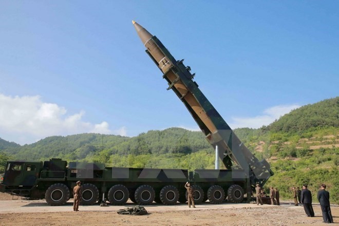 Tên lửa đạn đạo liên lục địa Hwasong-14 chuẩn bị được phóng thử tại một địa điểm bí mật ở Triều Tiên ngày 4/7. Nguồn: EPA/TTXVN.