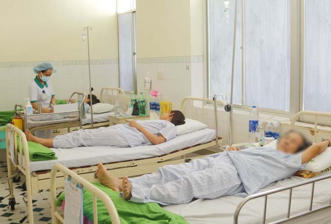 Các du khách Lào bị ngộ độc được chăm sóc tại Khoa Nội, bệnh viện Hoàn Mỹ Đà Nẵng.